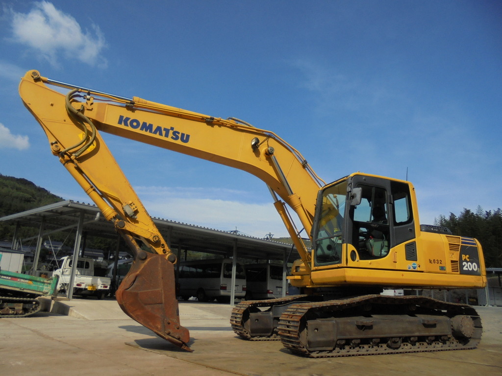 中古建設機械 中古 コマツ KOMATSU 油圧ショベル・バックホー ０．７－０．９立米 PC200-8N1