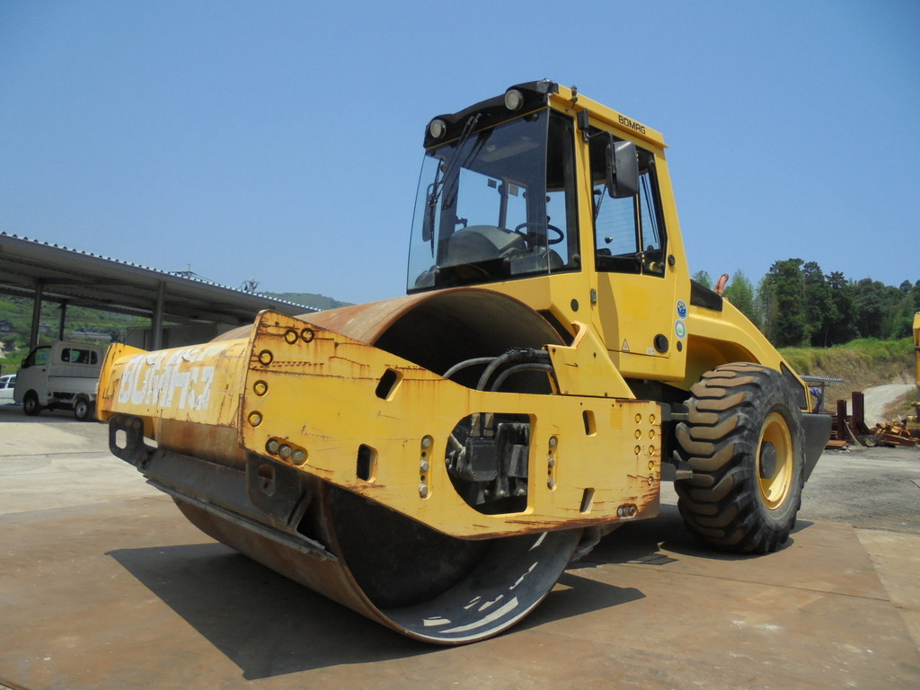 中古建設機械 中古 ボーマク BOMAG ローラー 土工用振動ローラー BW211D-4