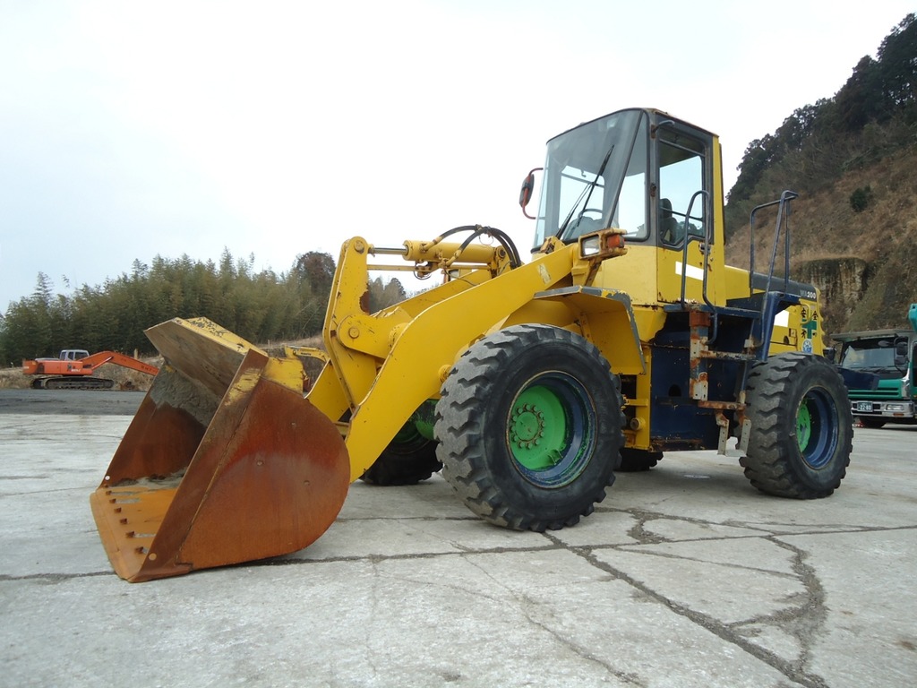 中古建設機械 中古 コマツ KOMATSU ホイール・ローダ １．０立米以上 WA200-3